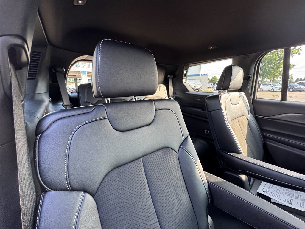 2023 Jeep Grand Cherokee L Altitude 4WD