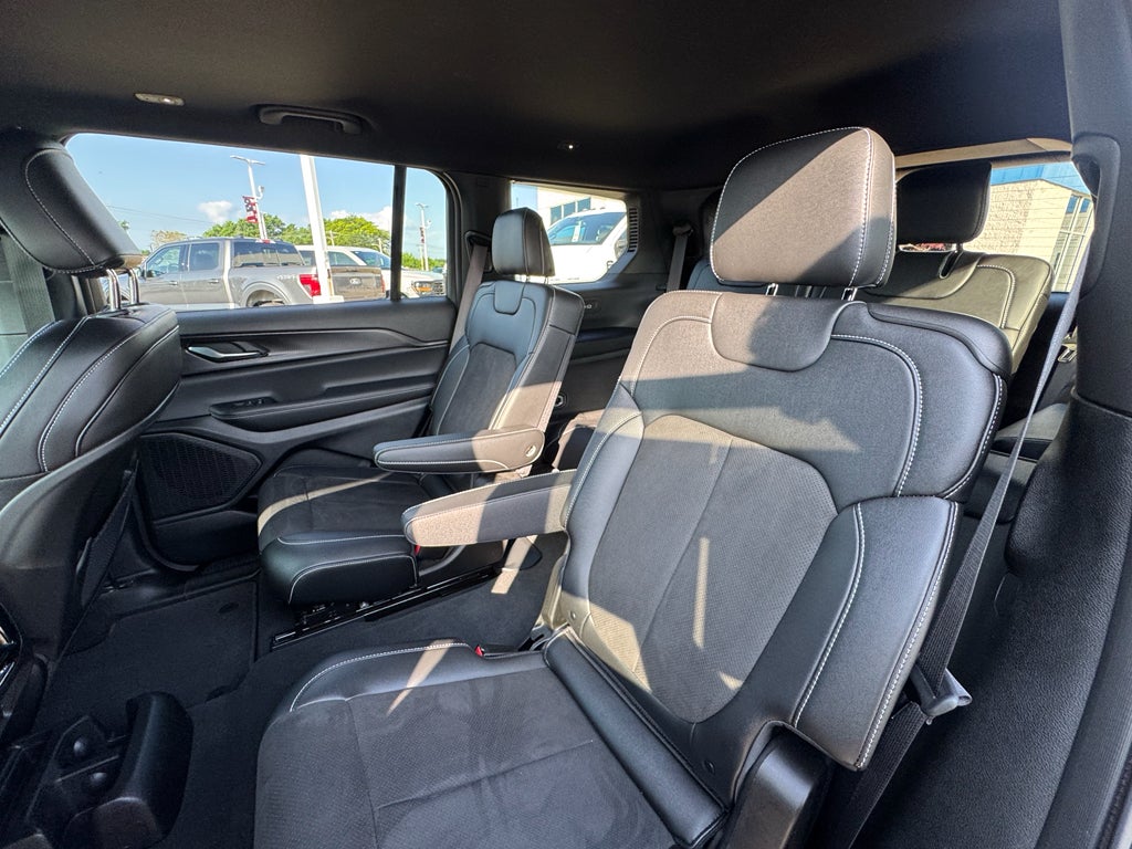 2023 Jeep Grand Cherokee L Altitude 4WD