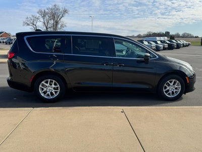 2022 Chrysler Voyager LX FWD