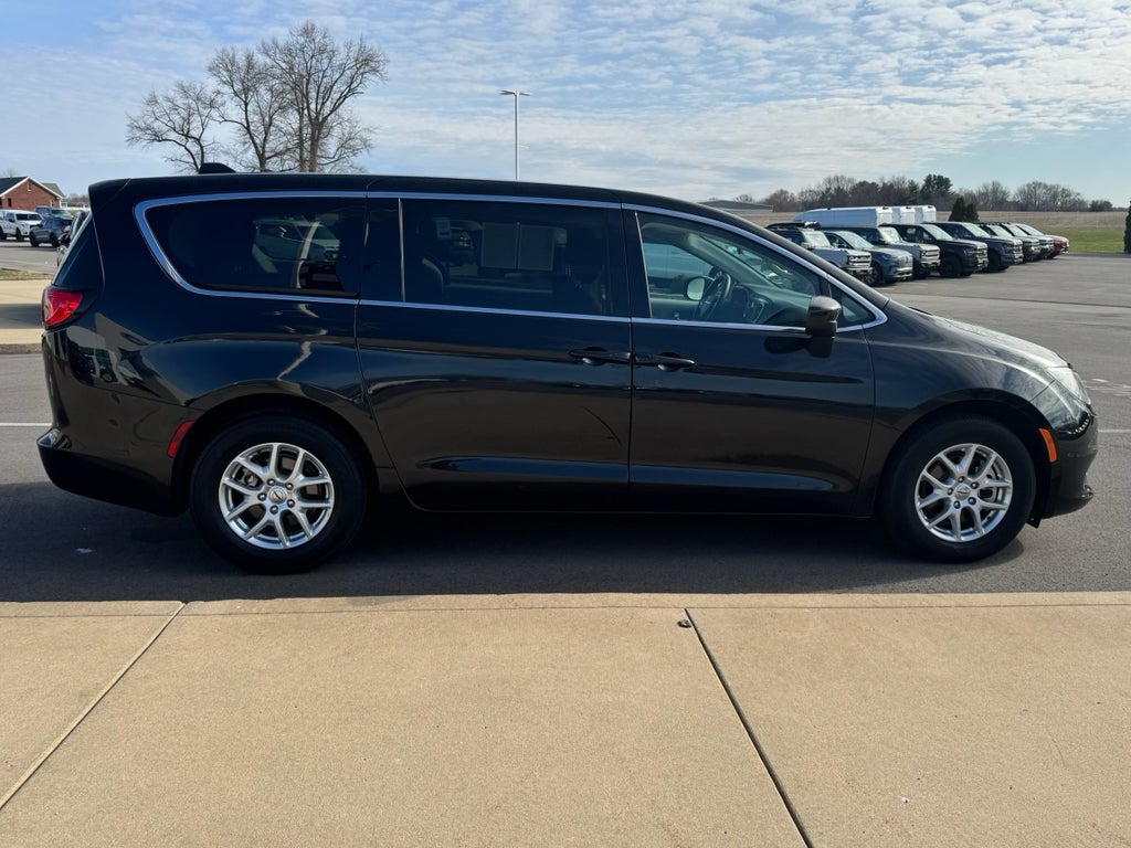 2022 Chrysler Voyager LX FWD