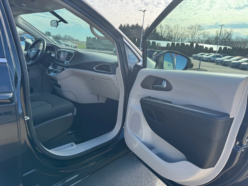 2022 Chrysler Voyager LX FWD