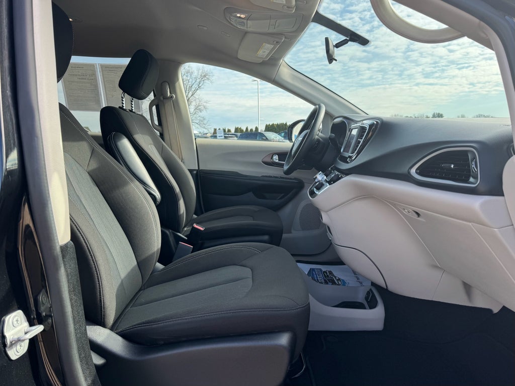 2022 Chrysler Voyager LX FWD