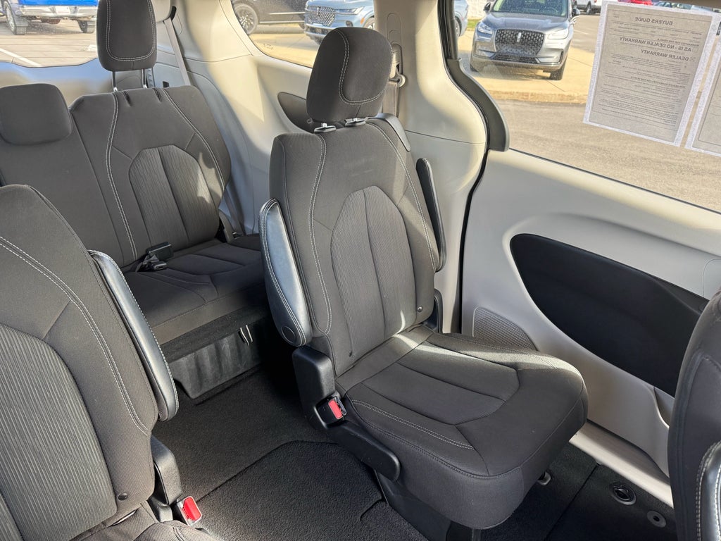 2022 Chrysler Voyager LX FWD