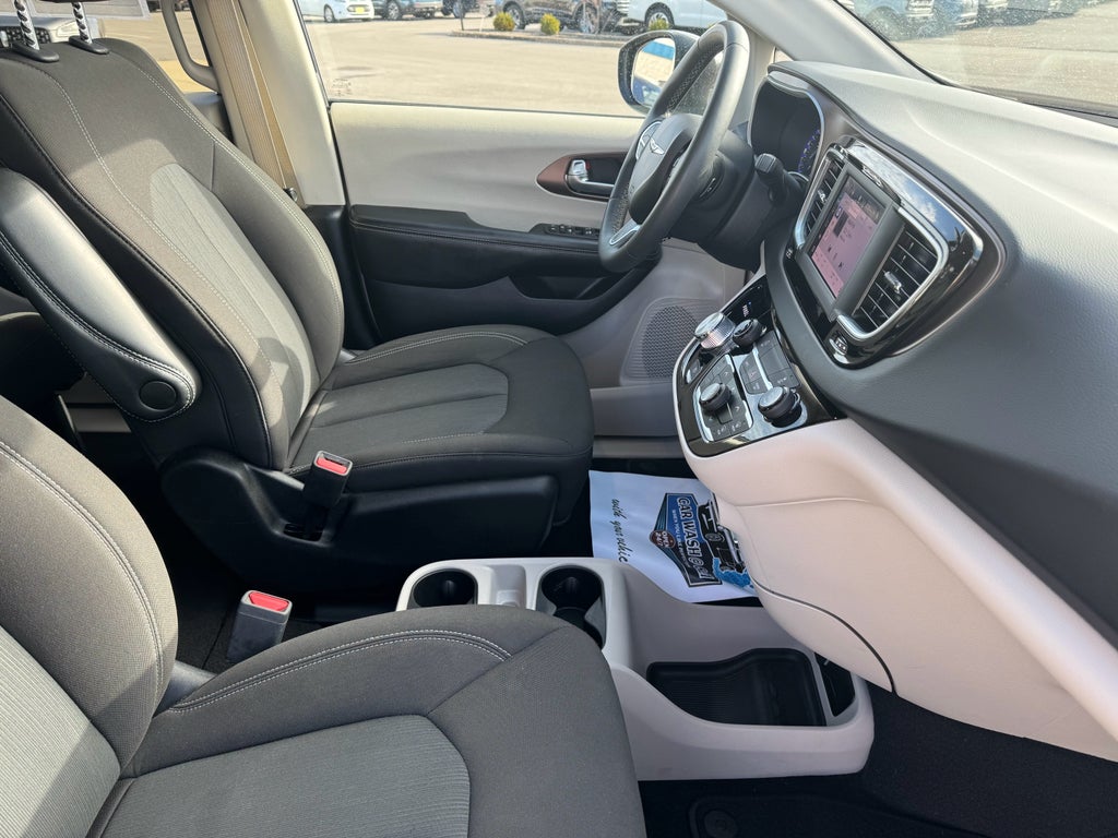 2022 Chrysler Voyager LX FWD