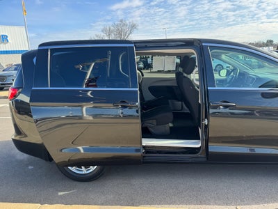 2022 Chrysler Voyager LX FWD