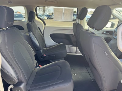 2022 Chrysler Voyager LX FWD