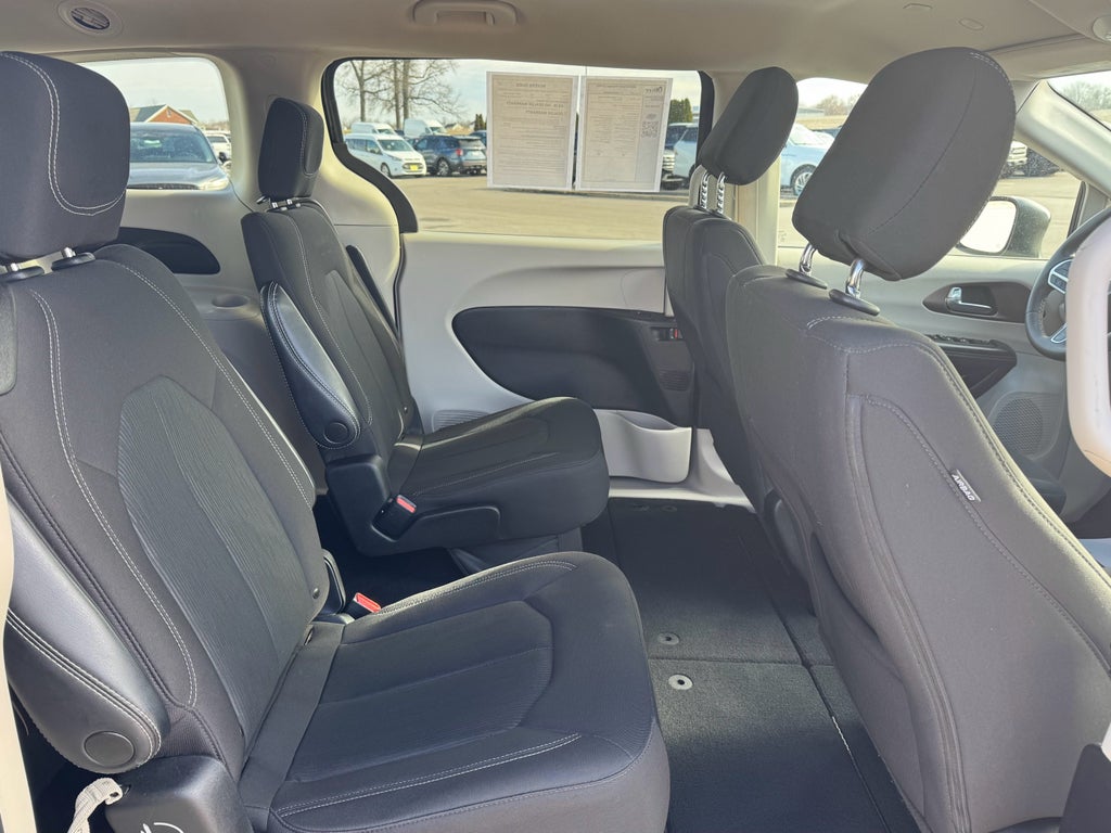 2022 Chrysler Voyager LX FWD