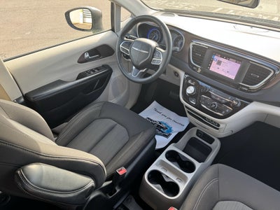 2022 Chrysler Voyager LX FWD