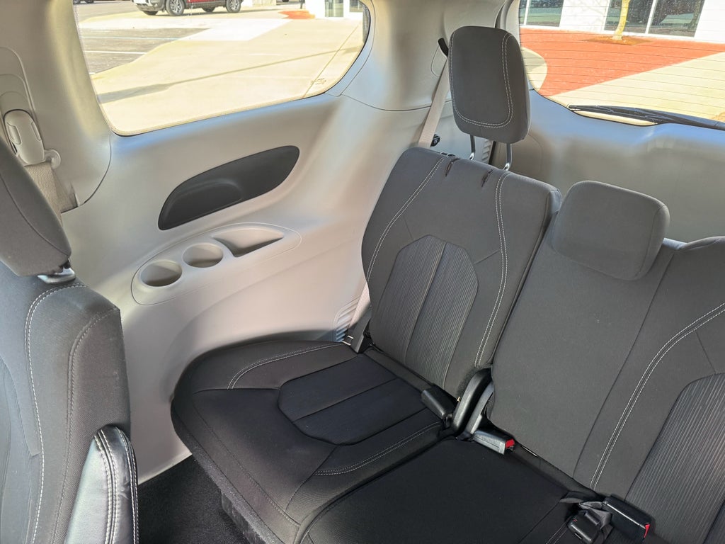 2022 Chrysler Voyager LX FWD