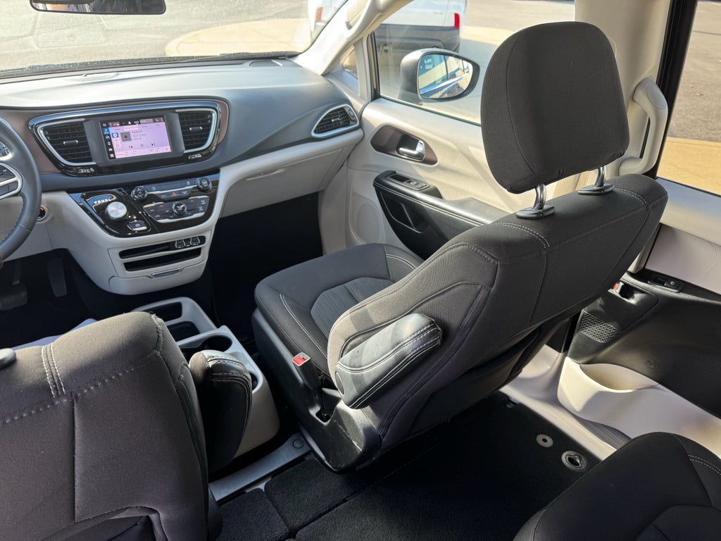 2022 Chrysler Voyager LX FWD