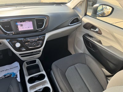 2022 Chrysler Voyager LX FWD