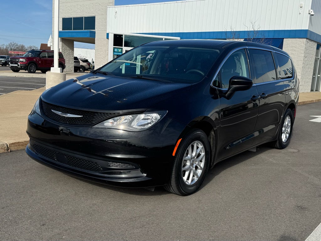2022 Chrysler Voyager LX FWD