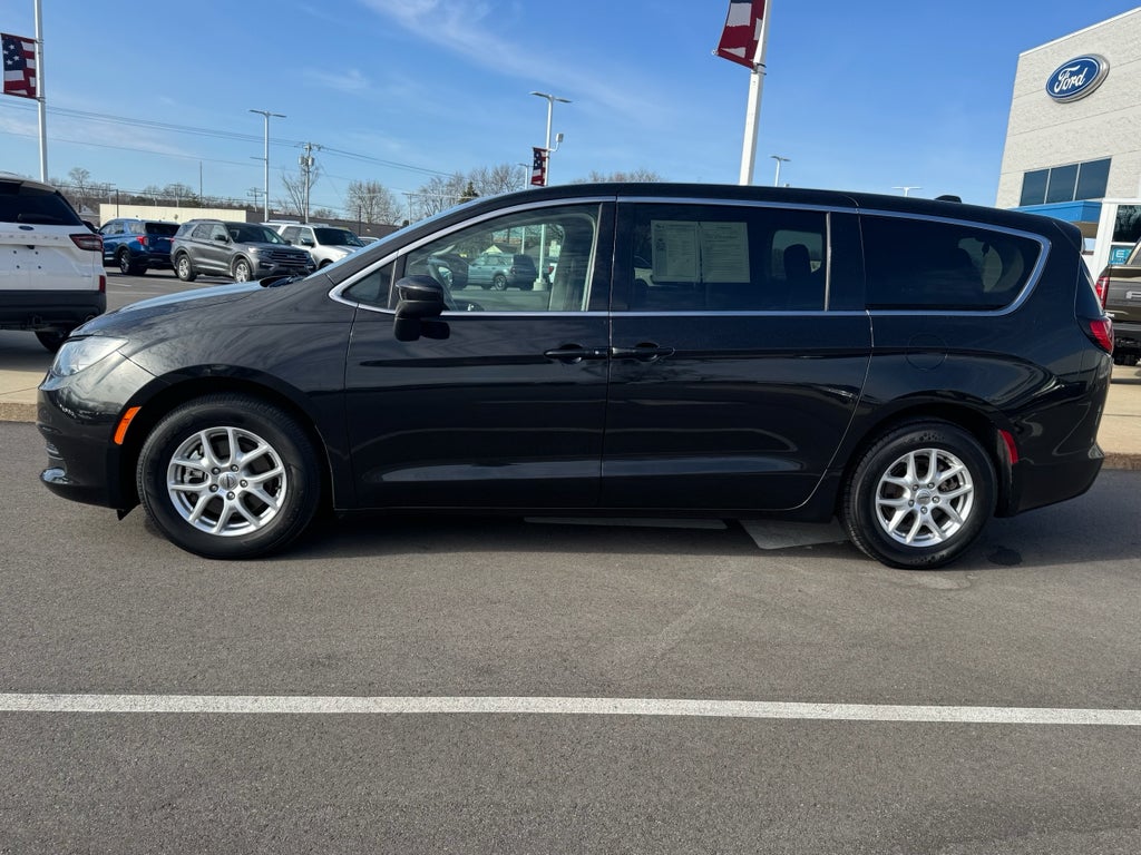 2022 Chrysler Voyager LX FWD