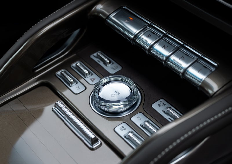 A crystal-inspired volume knob is shown in the center floor console of a 2025 Lincoln Nautilus® SUV. | Oliver Lincoln in Plymouth IN