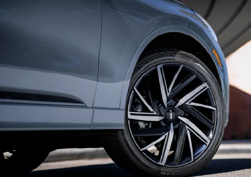 The wheel of the 2027 Lincoln Aviator® Black Label™ SUV is shown slightly angled out. | Oliver Lincoln in Plymouth IN